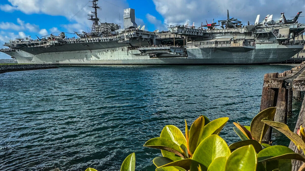 Dieses Bild zeigt das USS Midway Museum San Diego vom Hafen aus