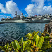 Dieses Bild zeigt das USS Midway Museum San Diego vom Hafen aus