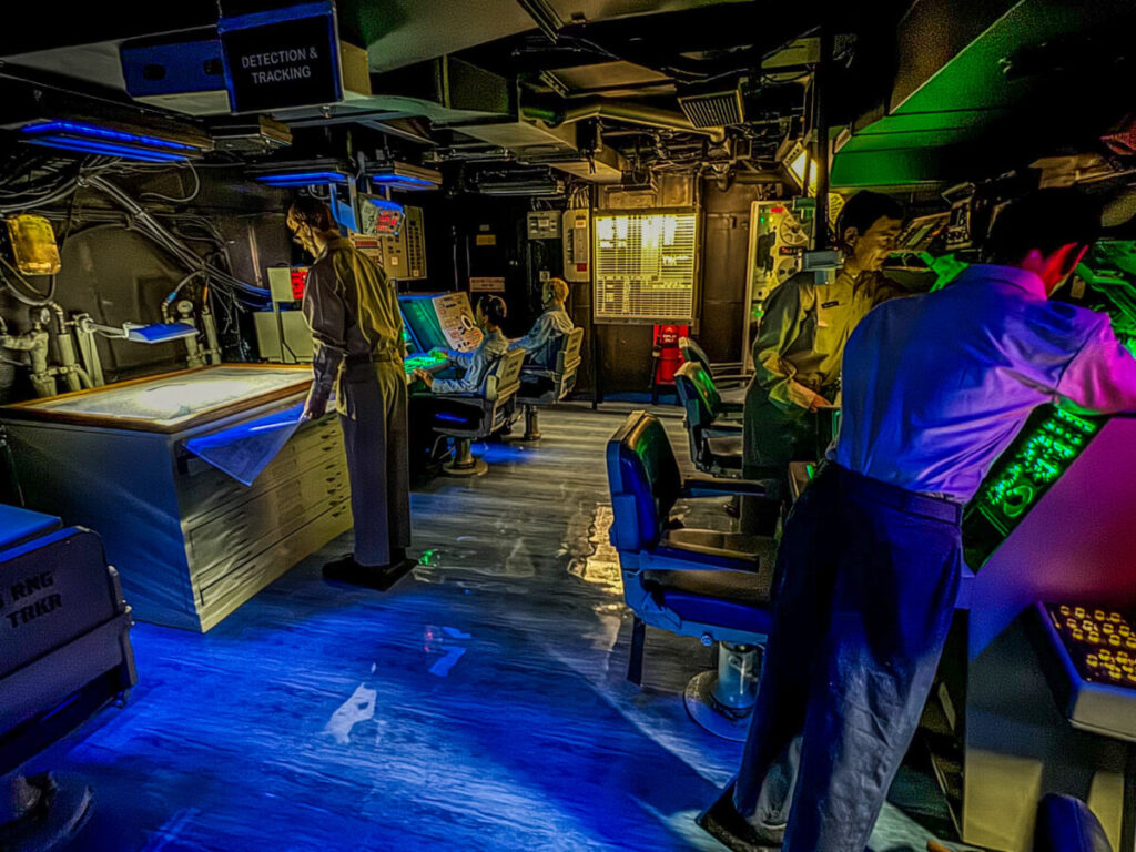 Dieses Bild zeigt das Command Information Center auf dem Hangar Deck auf der USS Midway San Diego