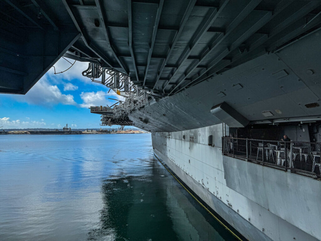 Dieses Bild zeigt den Außenbereich des Cafes auf der USS Midway San Diego