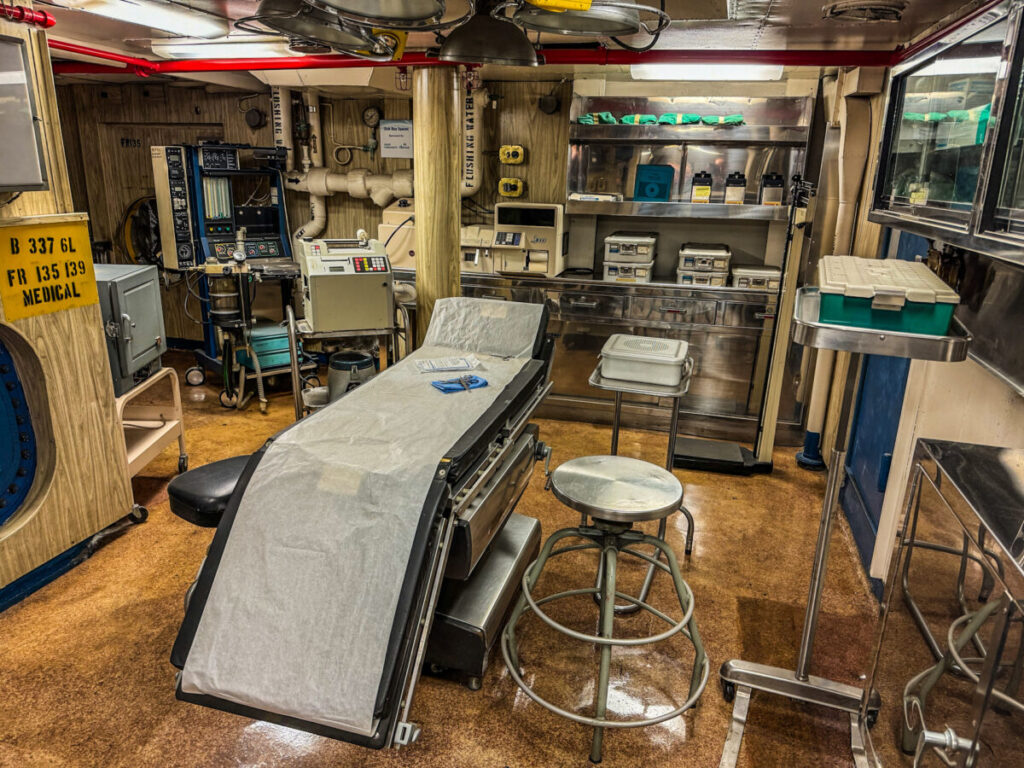 Dieses Bild zeigt die Krankenstation auf der USS Midway San Diego