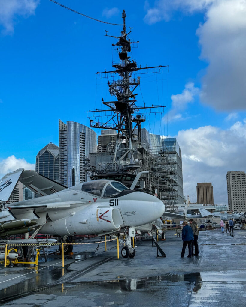 Dieses Bild zeigt ein Flugzeug auf dem Flugdeck der USS Midway San Diego