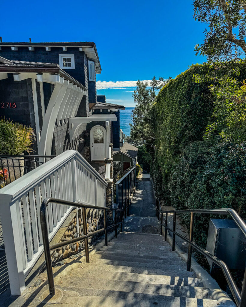 Dieses Bild zeigt den Weg zum Pirate Tower am Victoria Beach in Laguna Beach, CA