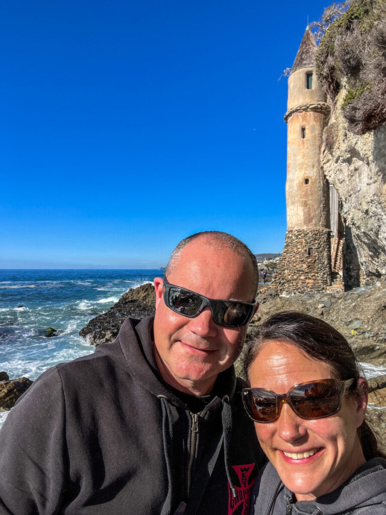 Dieses Bild zeigt den Pirate Tower am Victoria Beach in Laguna Beach, CA