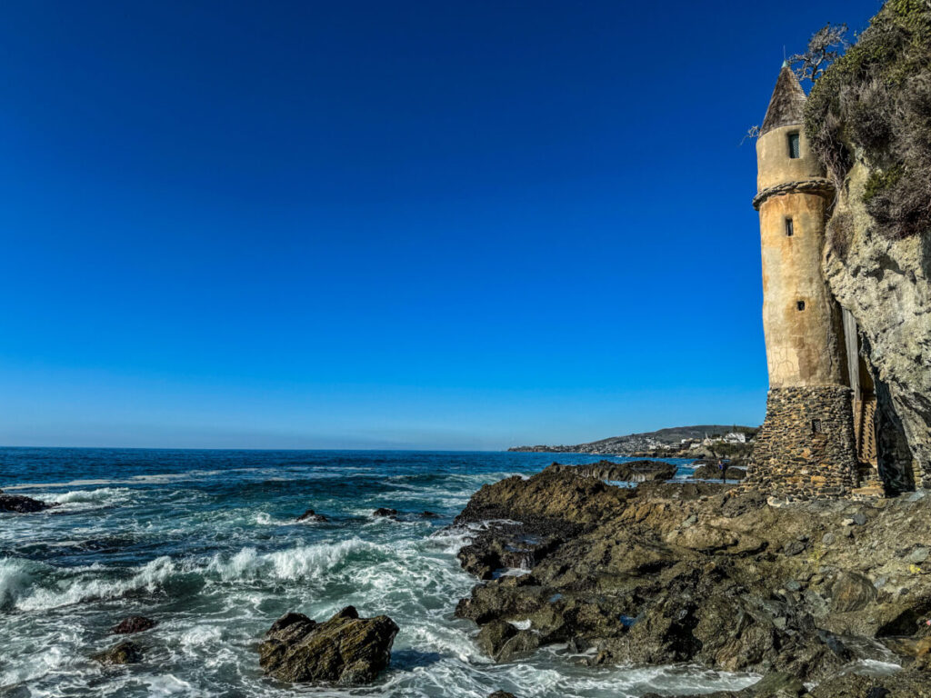 Dieses Bild zeigt den Pirate Tower am Victoria Beach in Laguna Beach, CA