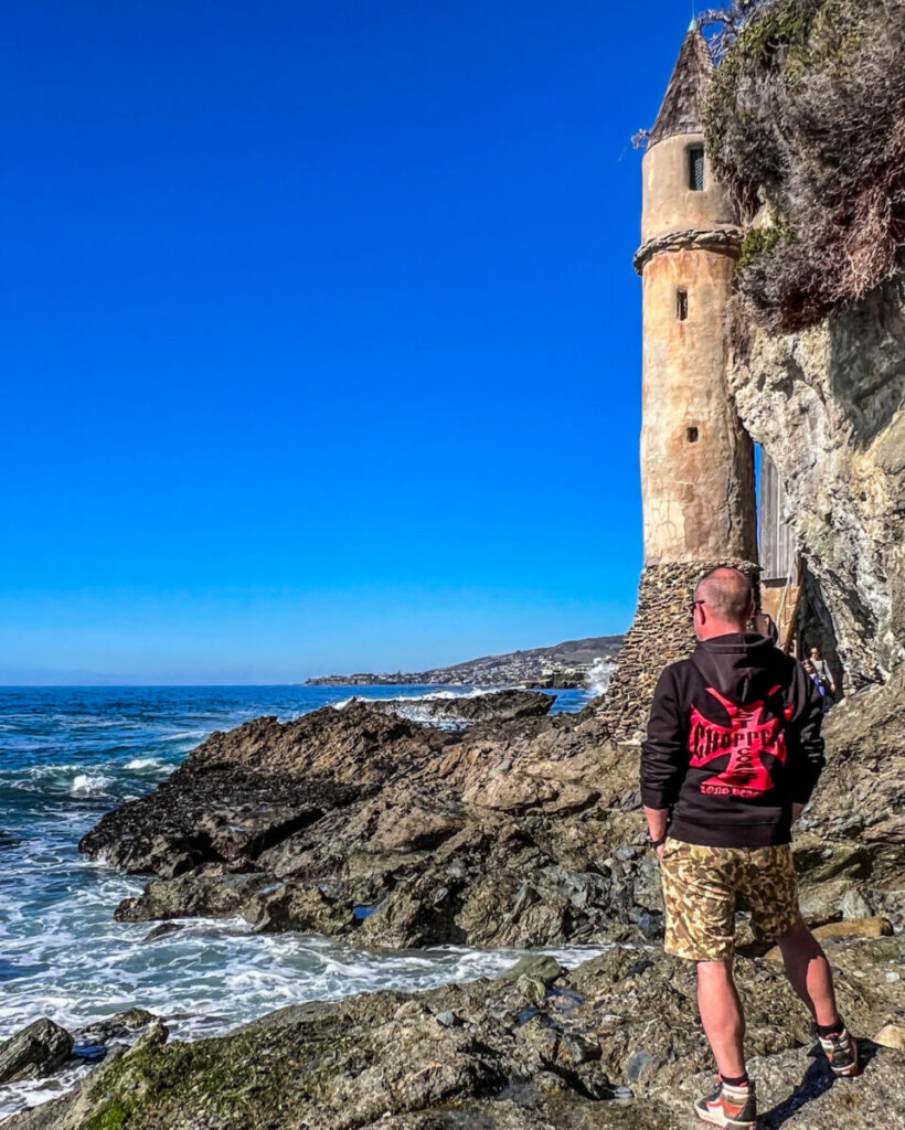 Dieses Bild zeigt den Pirate Tower am Victoria Beach in Laguna Beach, CA