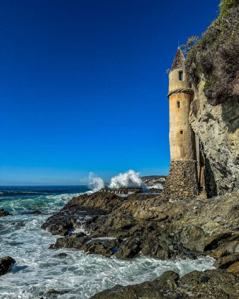 Dieses Bild zeigt den Pirate Tower am Victoria Beach in Laguna Beach, CA