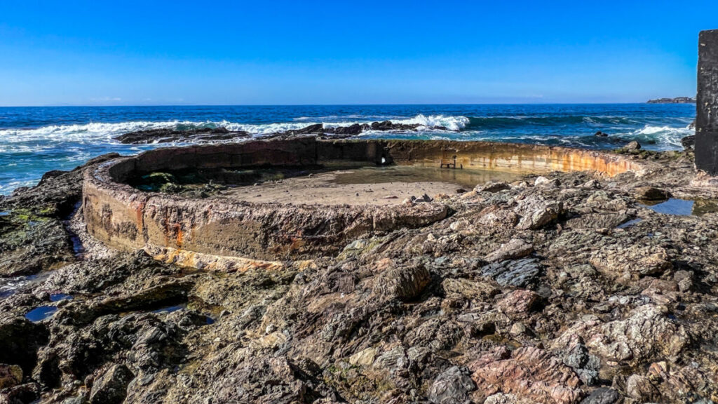 Dieses Bild zeigt das gemauerte Becken am Pirate Tower am Victoria Beach in Laguna Beach, CA