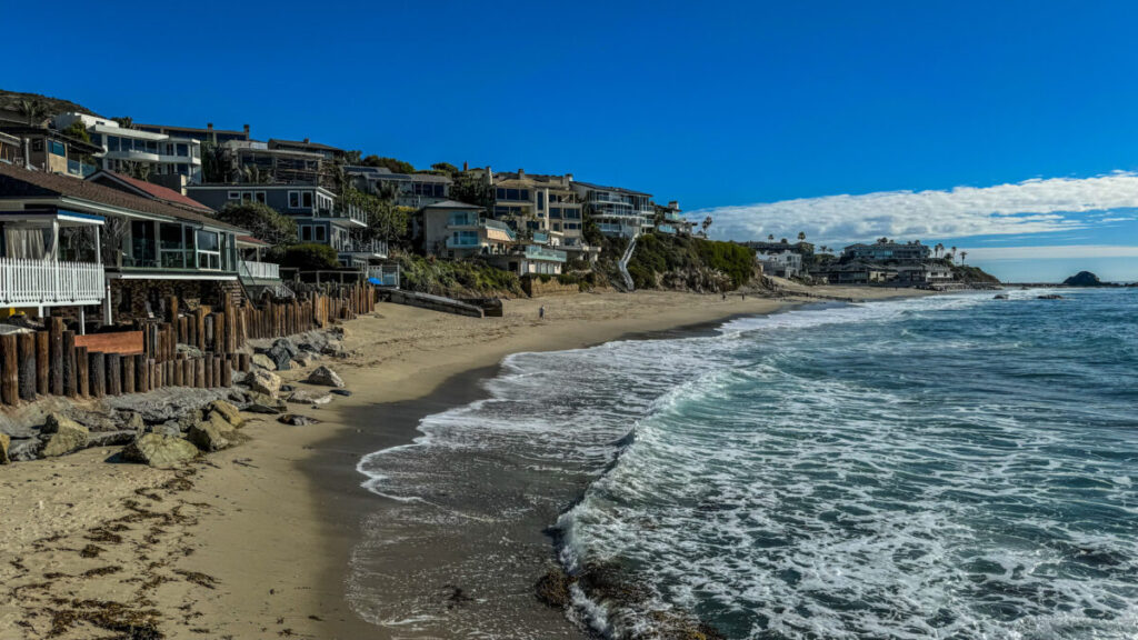 Dieses Bild zeigt den Victoria Beach in Laguna Beach, CA