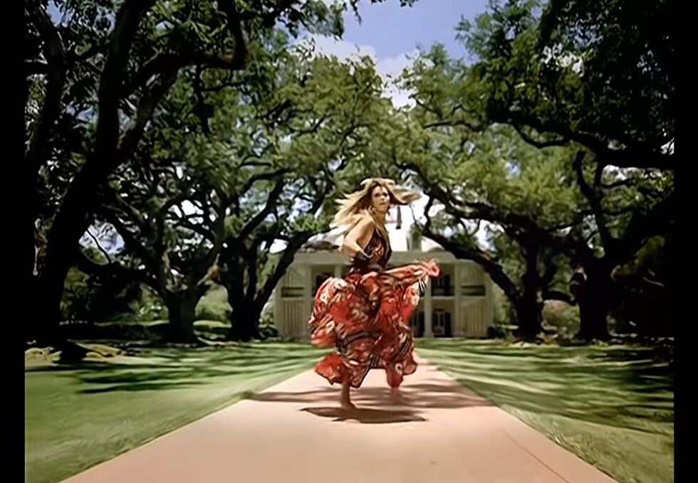 Dieses Bild zeigt einen Screenshot aus dem Musikvideo Deja Vu von Beyonce vor der Oak Alley Plantation Louisiana