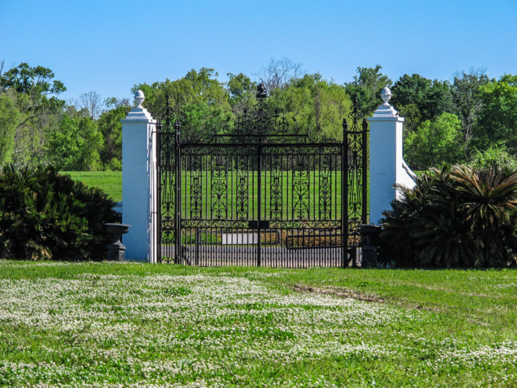 Dieses Bild zeigt das Eingangstor der Evergreen Plantation Louisiana aus Django Unchained