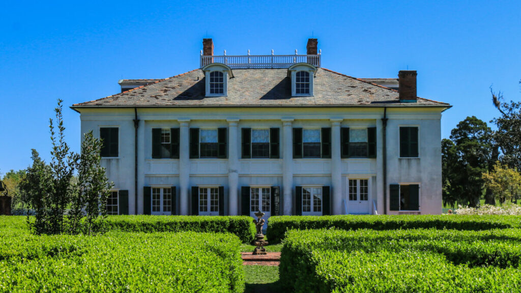 Dieses Bild zeigt das Herrenhaus der Evergreen Plantation Louisiana von hinten