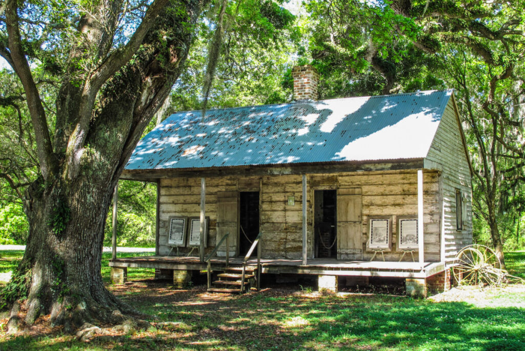 Dieses Bild zeigt die ehemaligen Sklavenhütten an der Eichenallee auf der Evergreen Plantation Louisiana