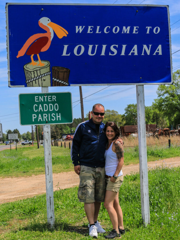 Dieses Bild zeigt Caro und Malte vor einem Welcome to Louisiana Schild