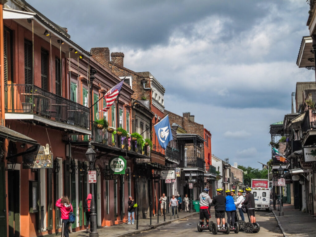 Dieses Bild zeigt die Bourbon Street im French Quarter New Orleans