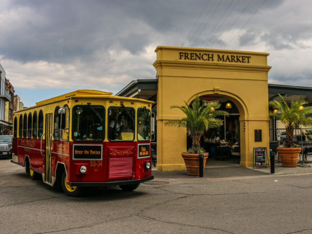 Dieses Bild zeigt das Tor zum French Market im French Quarter New Orleans 