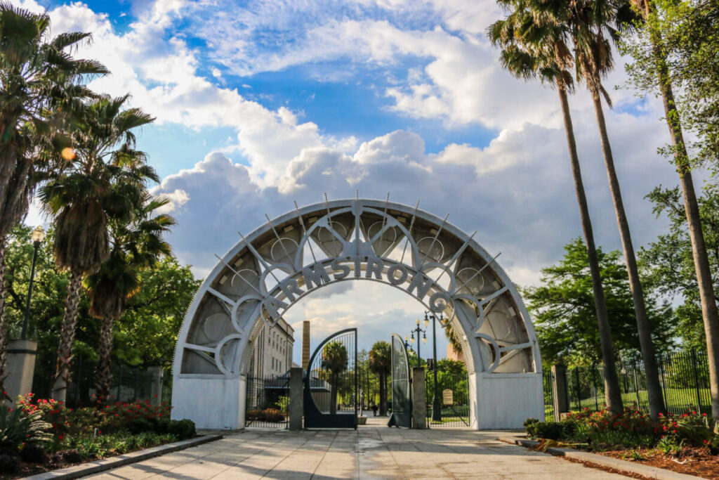 Dieses Bild zeigt das Tor zum Louis Armstrong Park in New Orleans 