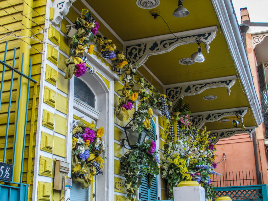 Dieses Bild zeigt Blumenschmuck an einem Haus im French Quarter New Orleans