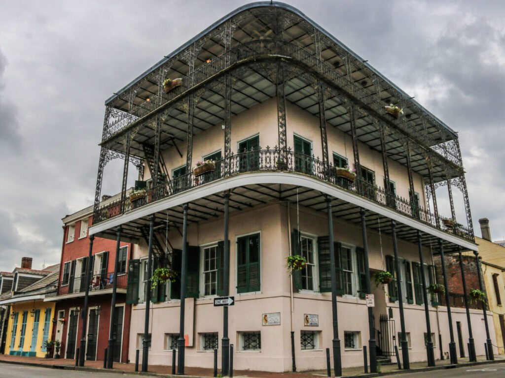 Dieses Bild zeigt einen typischen Strassenzug im French Quarter New Orleans