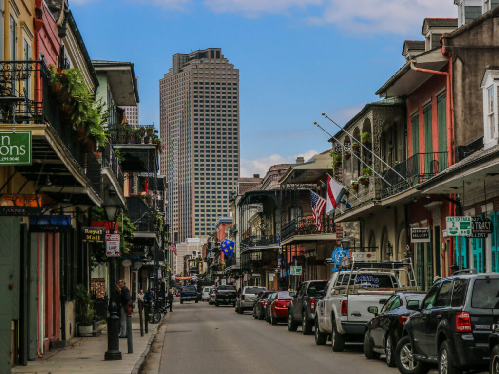 Dieses Bild zeigt die Bourbon Street im French Quarter New Orleans