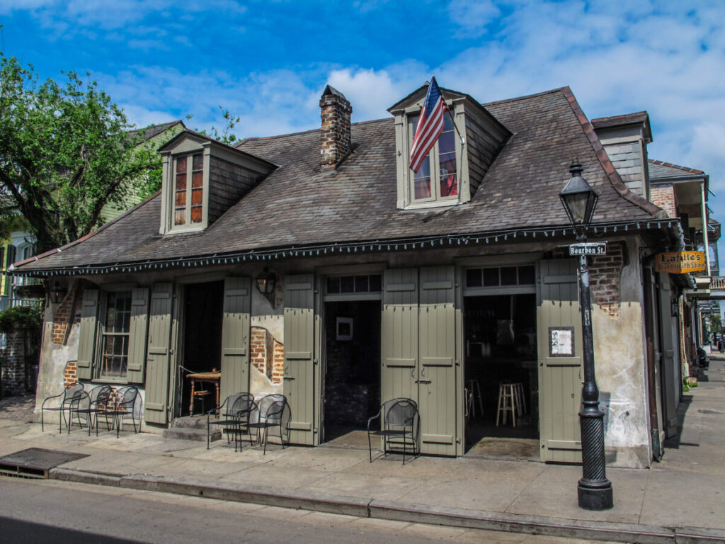 Dieses Bild zeigt die Bourbon Street im French Quarter New Orleans