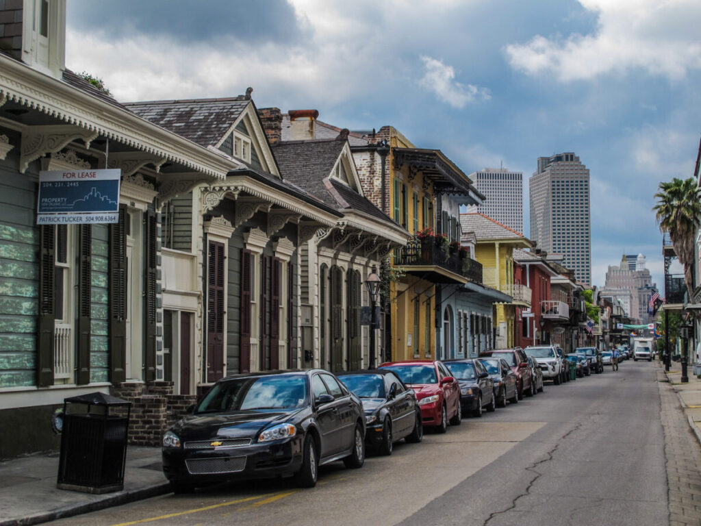 Dieses Bild zeigt die Bourbon Street im French Quarter New Orleans