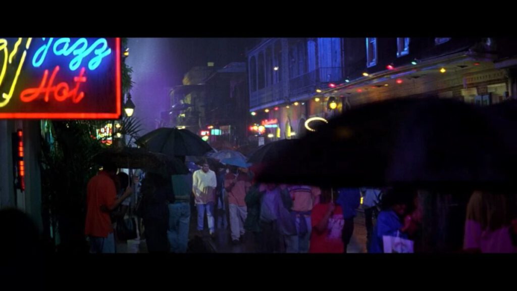 Dieses Bild zeigt die Bourbon Street im French Quarter New Orleans als Screenshot aus dem Film Doppelmord