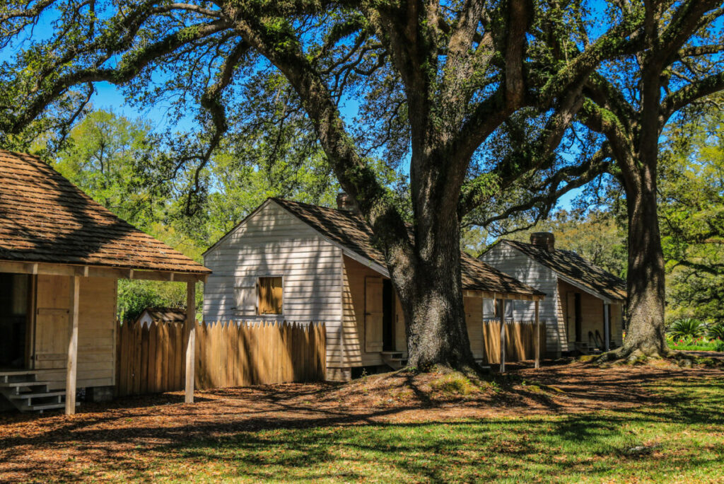 Dieses Bild zeigt rekonstruierte Sklavenhütten der Oak Alley Plantation Louisiana