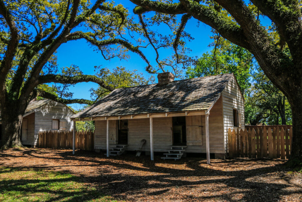 Dieses Bild zeigt rekonstruierte Sklavenhütten der Oak Alley Plantation Louisiana