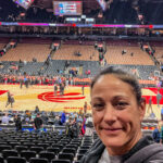 Dieses Bild zeigt Caro in der Scotiabank Arena Toronto bei einem Spiel der Raptors