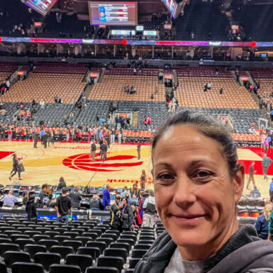 Dieses Bild zeigt Caro in der Scotiabank Arena Toronto bei einem Spiel der Raptors