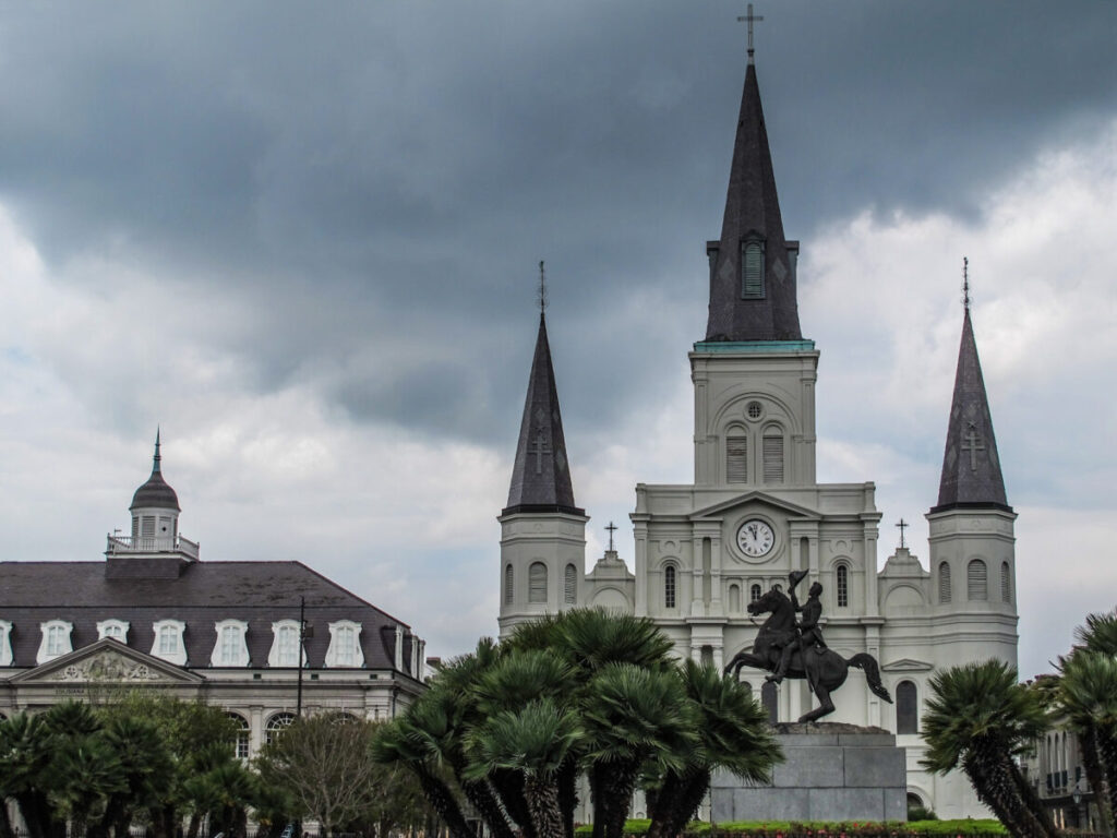 Dieses Bild zeigt die St. Louis Cathedral im French Quarter New Orleans 