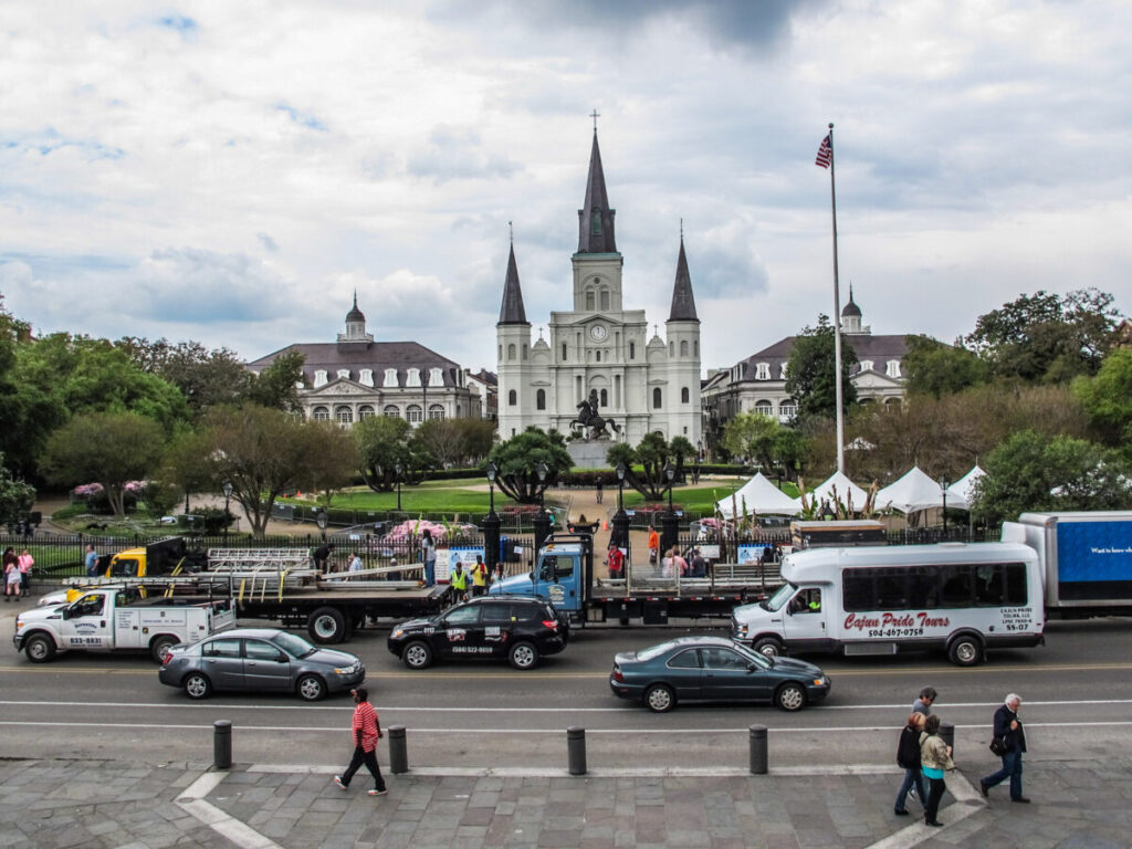 Dieses Bild zeigt die St. Louis Cathedral und den Jackson Square im French Quarter New Orleans 