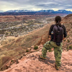 Dieses Bild zeigt Caro hoch über Moab auf dem Portal Trail und Stairmaster Trail