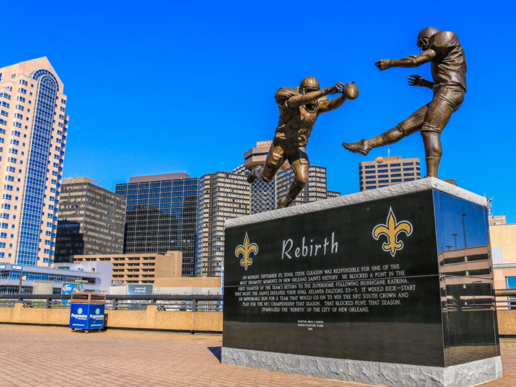 Dieses Bild zeigt die Statue "Rebirth" vorm Superdome in New Orleans