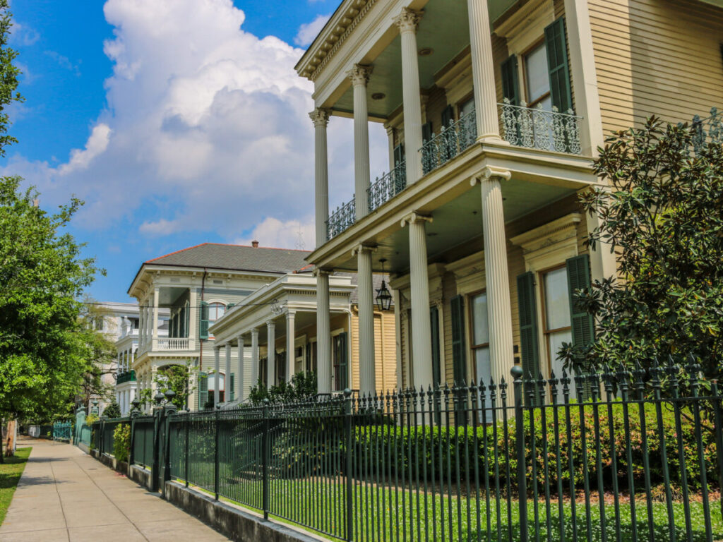 Dieses Bild zeigt ein Herrenhaus an der St. Charles Avenue in New Orleans