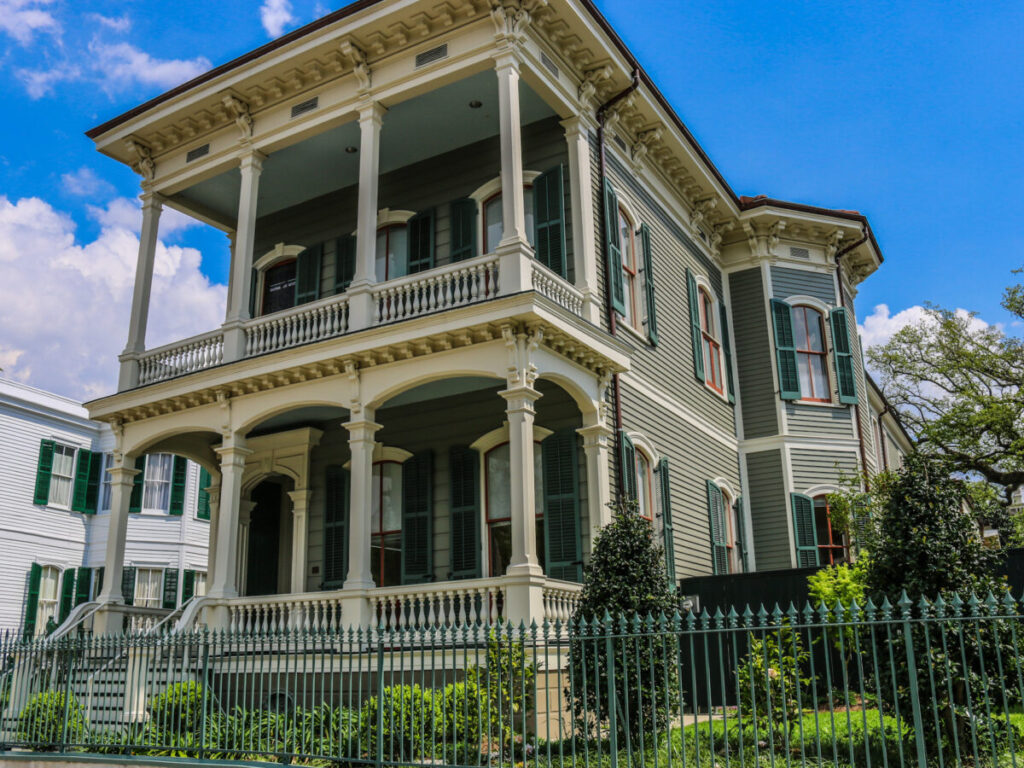 Dieses Bild zeigt ein Herrenhaus an der St. Charles Avenue in New Orleans