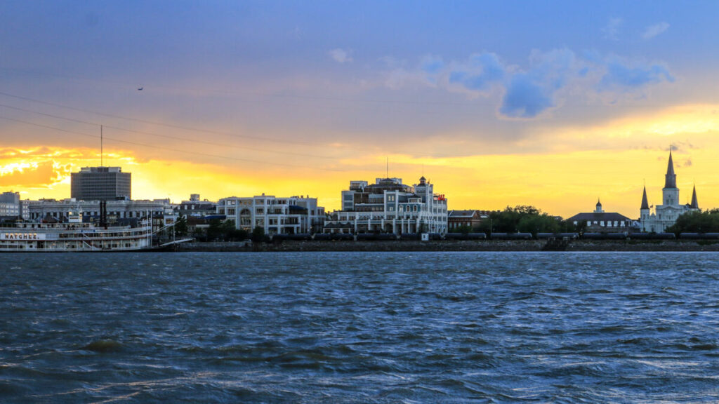 Dieses Bild zeigt den Blick auf New Orleans vom Algiers Point aus