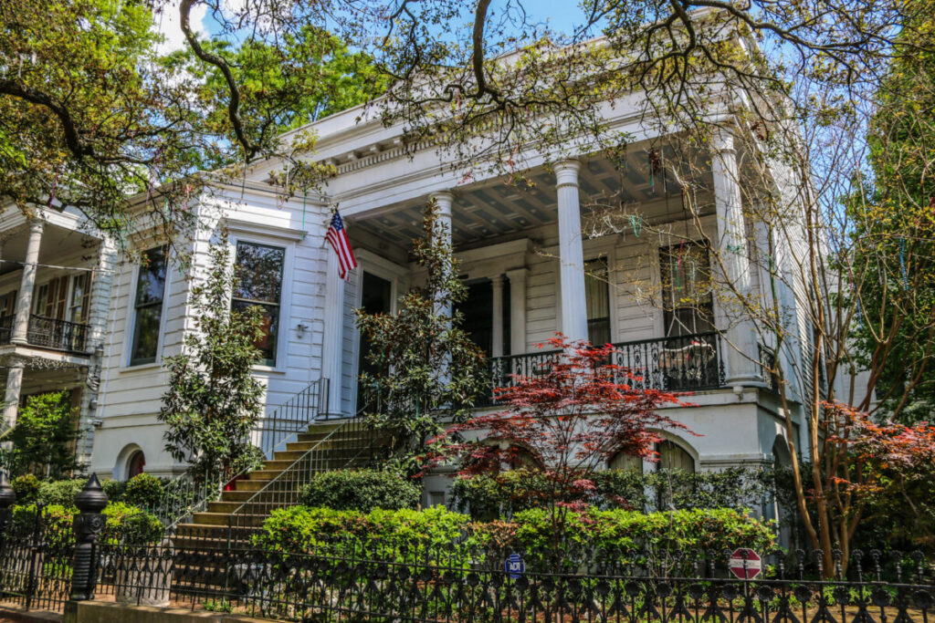 Dieses Bild zeigt ein Herrenhaus an der St. Charles Avenue in New Orleans