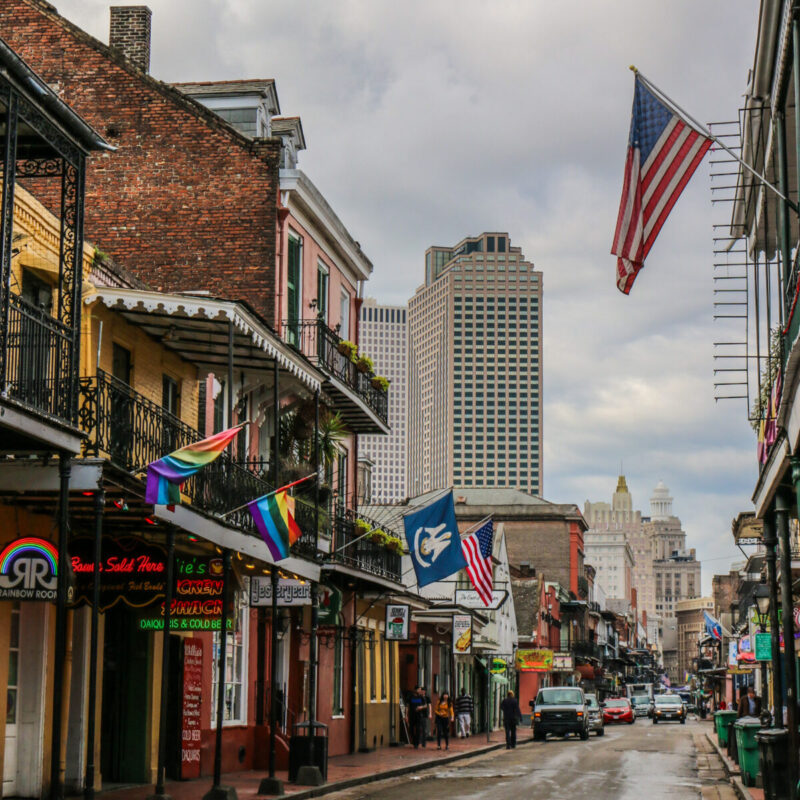 Dieses Bild zeigt die Bourbon Street im French Quarter in New Orleans, Louisiana