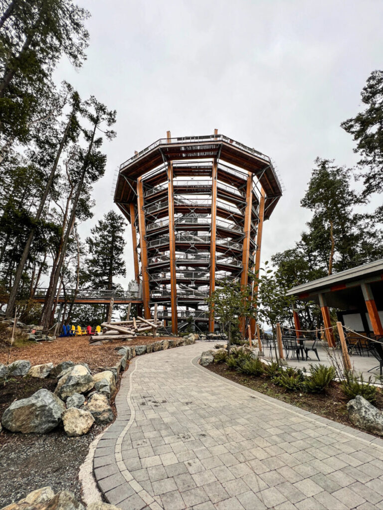 Dieses Bild zeigt den Spiral Tower des Malahat Skywalk auf Vancouver Island