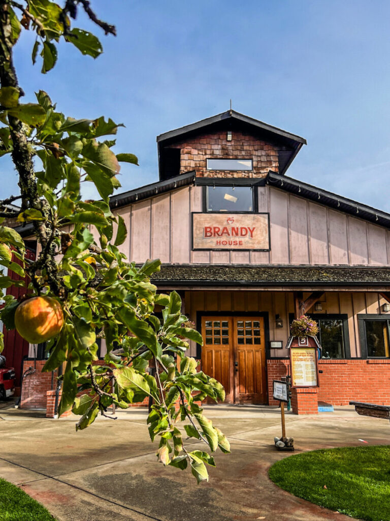 Dieses Bild zeigt die Merridale Cidery & Distillery im Cowichan Valley auf Vancouver Island