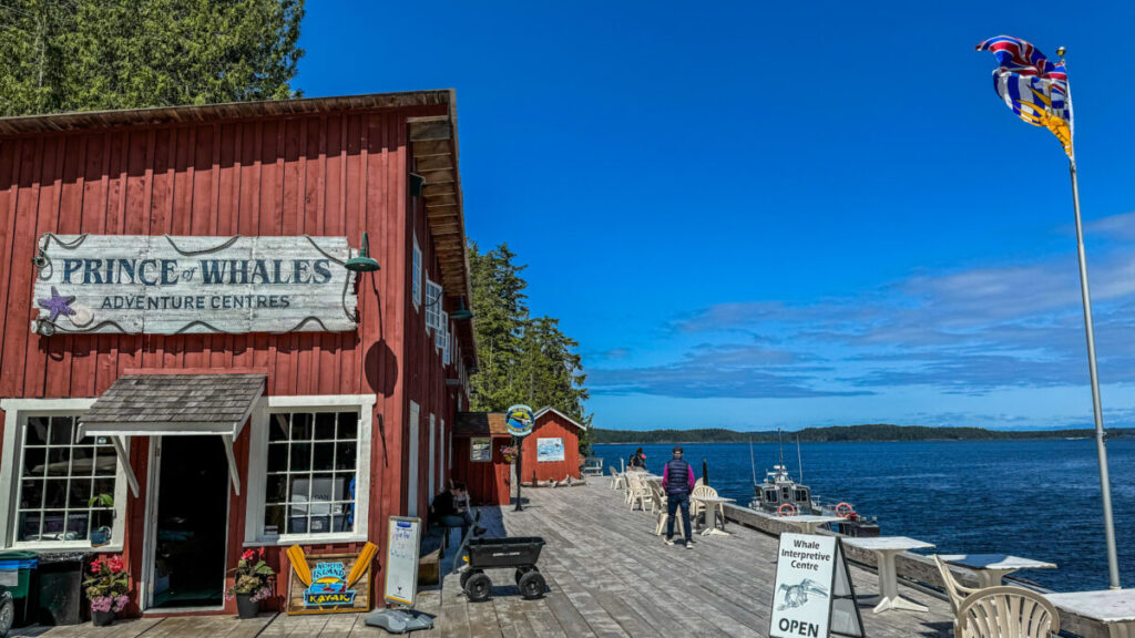 Dieses Bild zeigt den Anleger von Prince of Whales in Telegraph Cove auf Vancouver ISland