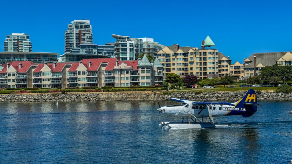 Dieses Bild zeigt ein Wasserflugzeug im Hafen von Victoria auf Vancouver Island