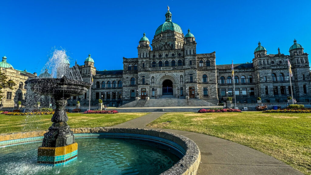 Dieses Bild zeigt das Parlamentsgebäude in Victoria auf Vancouver Island.