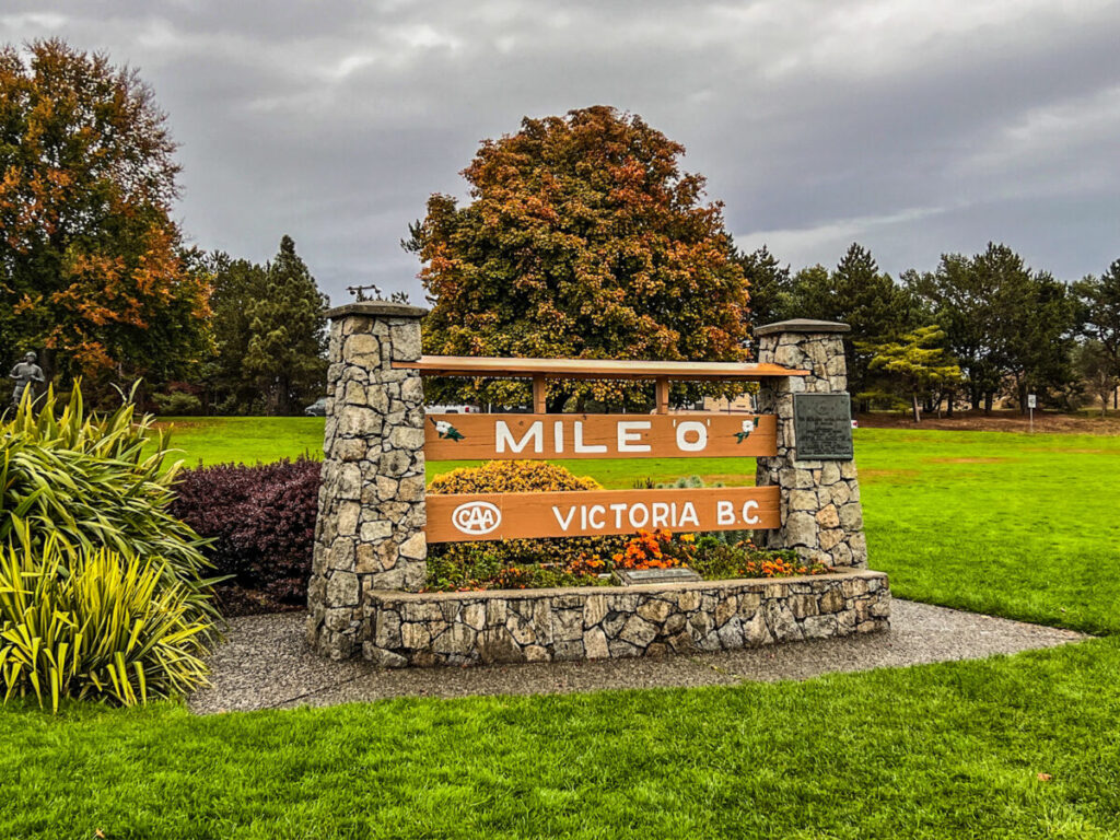 Dieses Bild zeigt das Mile Zero Monument im Beacon Hill Park Victoria auf Vancouver Island