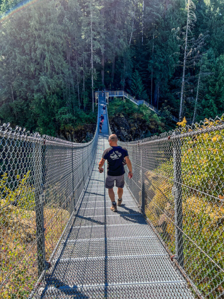 Dieses Bild zeigt die Elk Falls Suspension Bridge bei Campbell River auf Vancouver Island