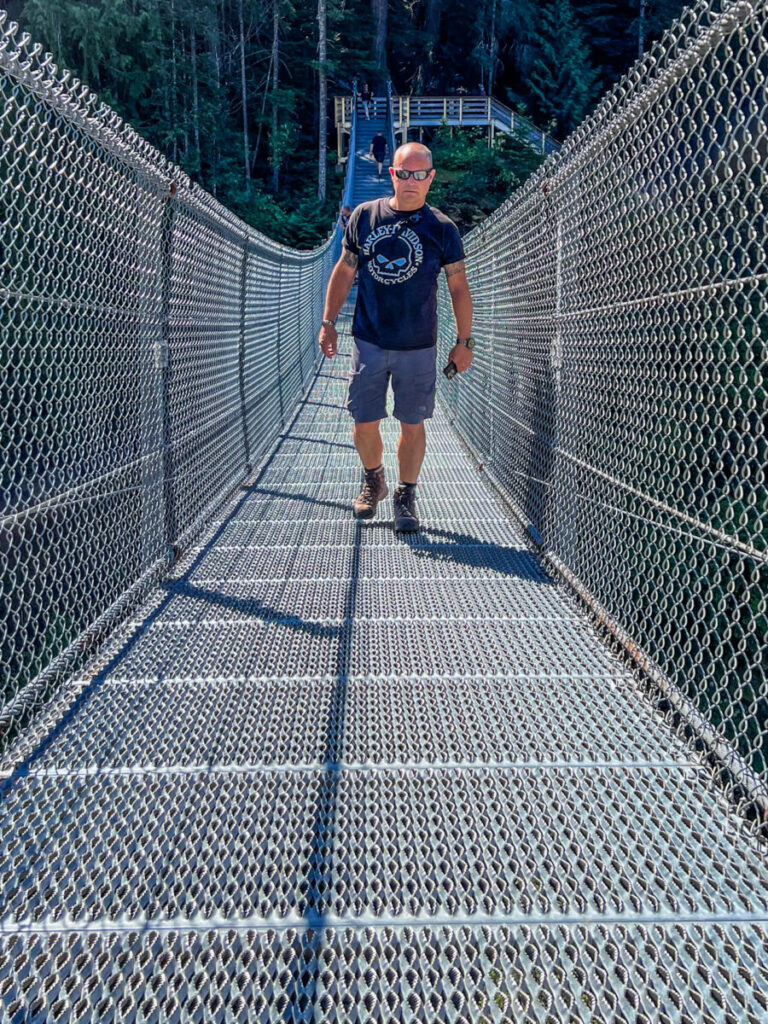 Dieses Bild zeigt die Elk Falls Suspension Bridge bei Campbell River auf Vancouver Island