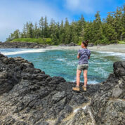 Dieses Bild zeigt Caro im Pacific Rim National Park Reserve, einer Top Sehenswürdigkeit auf Vancouver Island Kanada