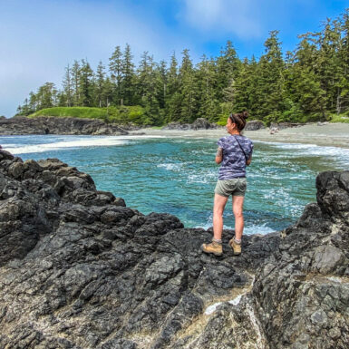 Dieses Bild zeigt Caro im Pacific Rim National Park Reserve, einer Top Sehenswürdigkeit auf Vancouver Island Kanada